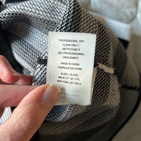 **SOLD** Alice + Olivia knit ribbed striped crop top - size M - stretchy fabric - Picture 5 of 7